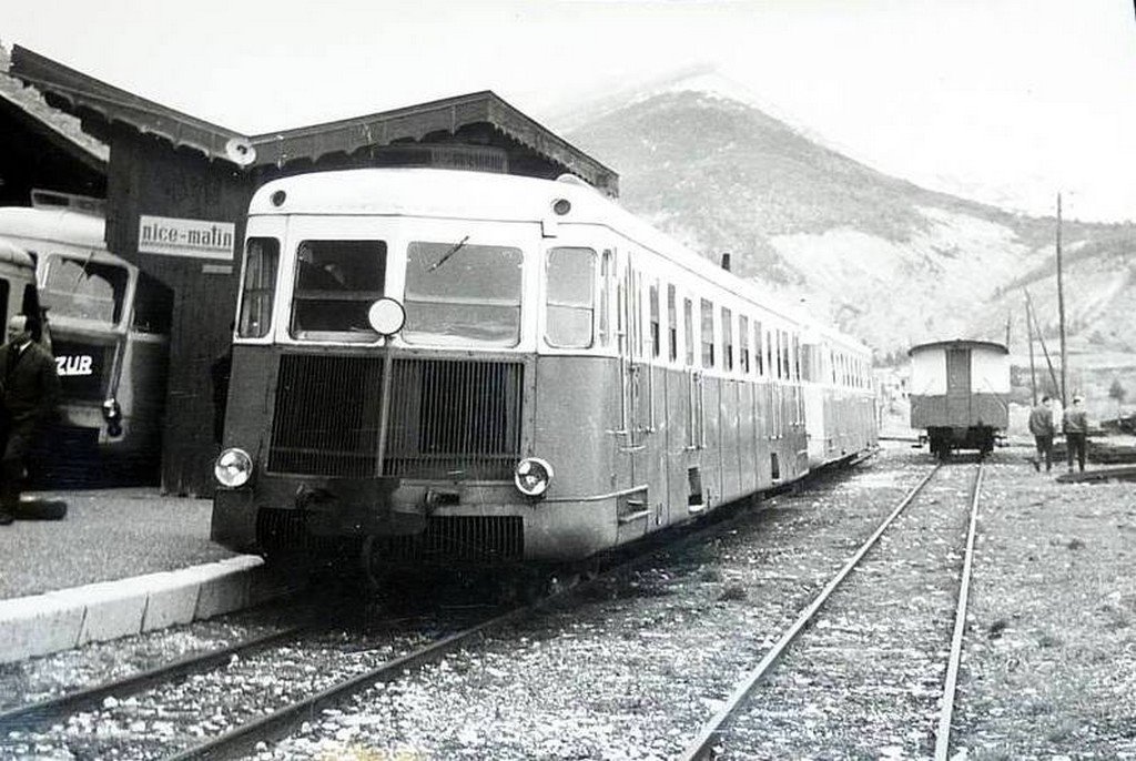 Annot Autorail Renault 3  04.jpg