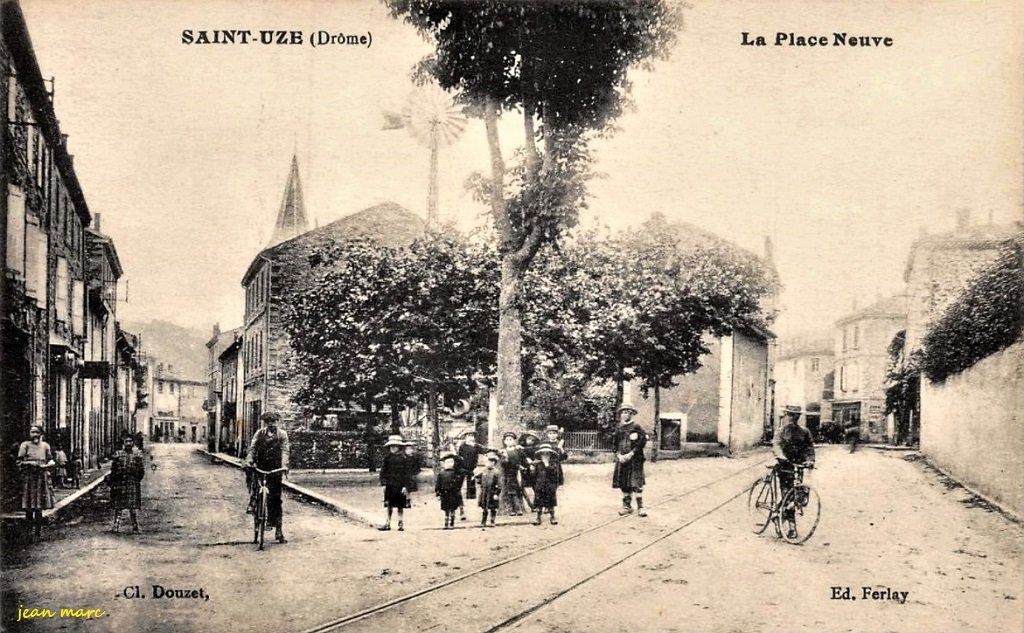 Saint-Uze - La Place Neuve.jpg