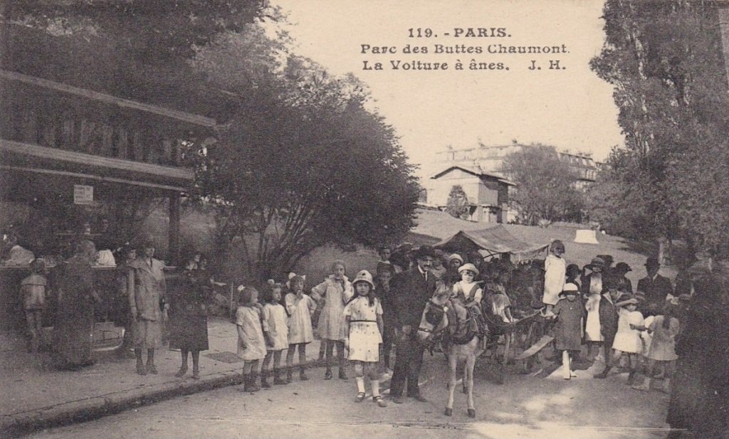 Paris - Buttes-Chaumont - La Voiture à âne au passage du Chalet-bébé.jpg