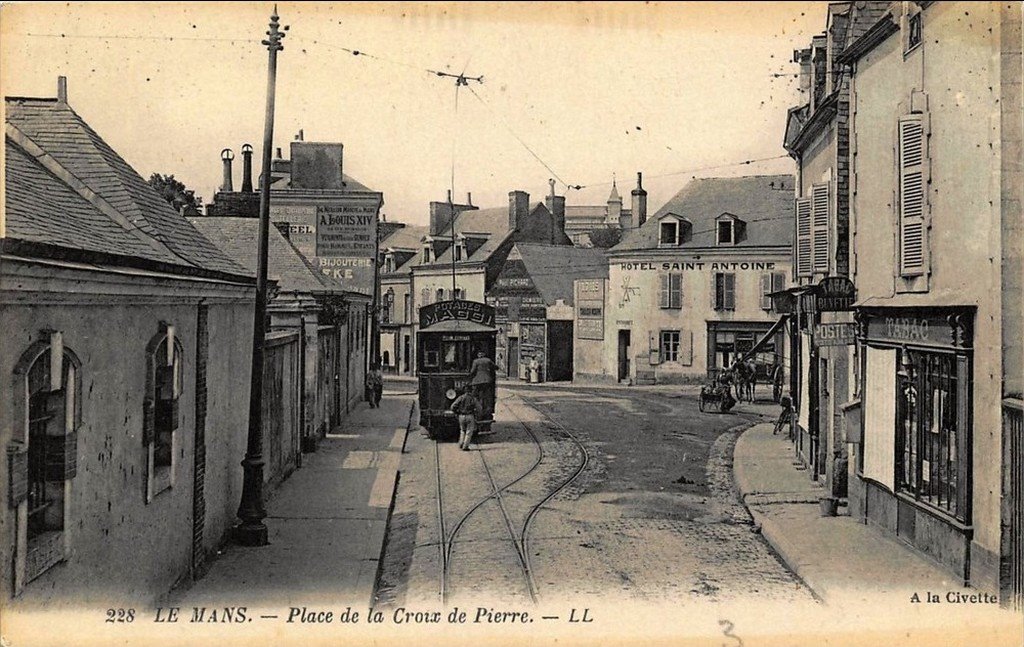 Le Mans tram 228  72.jpg