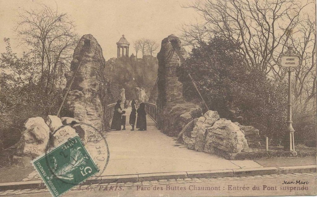 Les Buttes Chaumont - Entrée du Pont suspendu.jpg