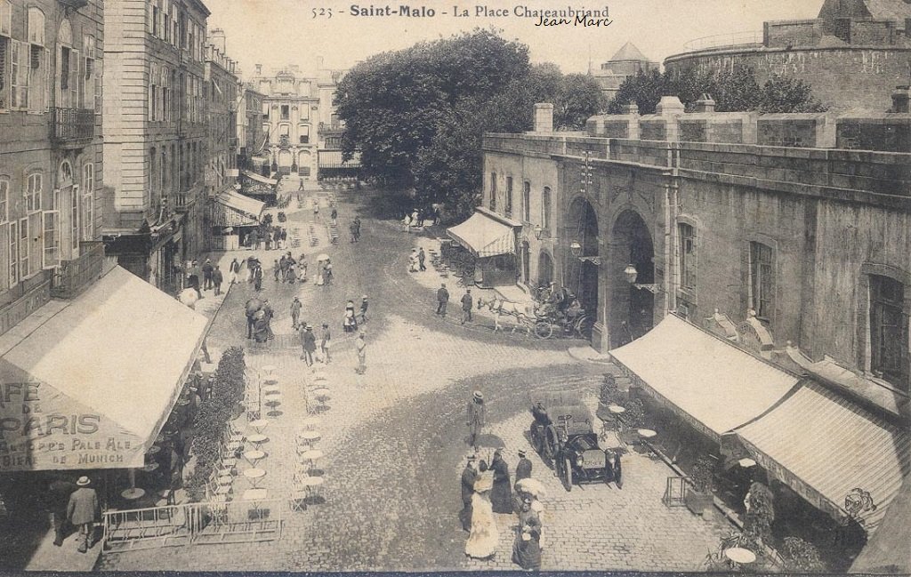 Saint Malo - La place Chateaubriand.jpg