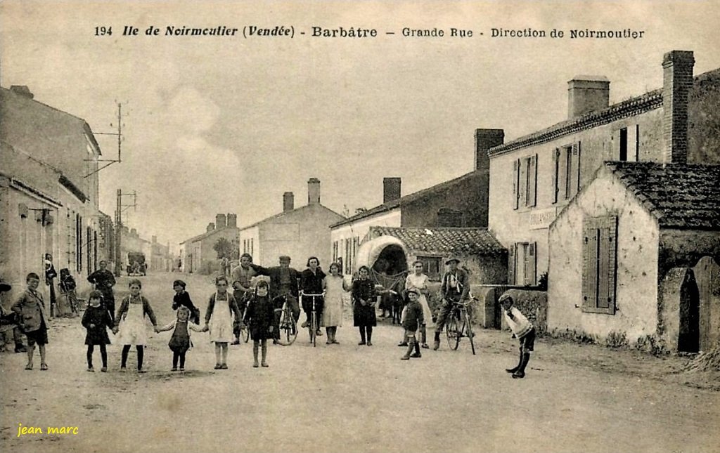 Barbâtre - Grande Rue - Direction de Noirmoutier.jpg