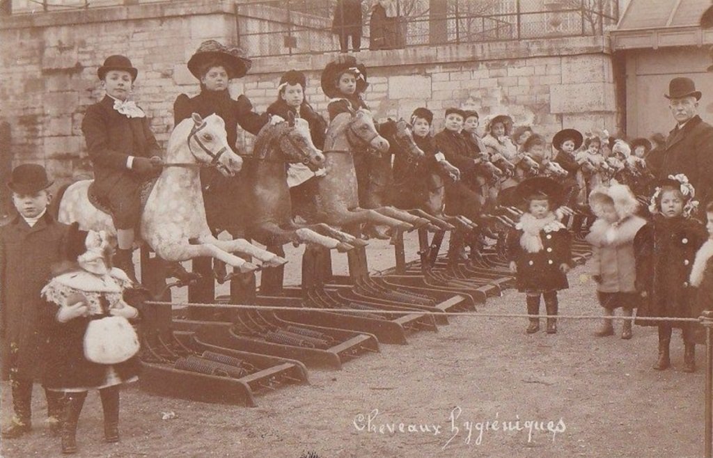 Paris - Buttes-Chaumont - Les chevaux hygiéniques au luxembourg.jpg