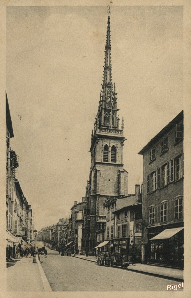 69-Villefranche-sur-Saone - Eglise Notre-Dame-des-Marais et la Rue Nationale - 62 LL.jpg