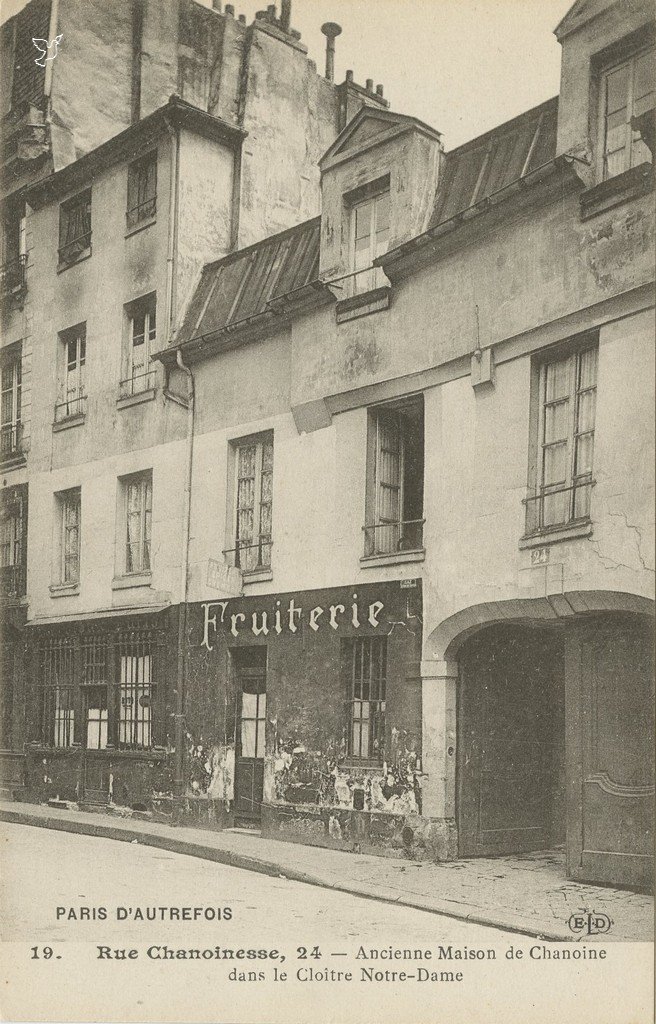 A - 19 - Rue Chanoinesse.jpg
