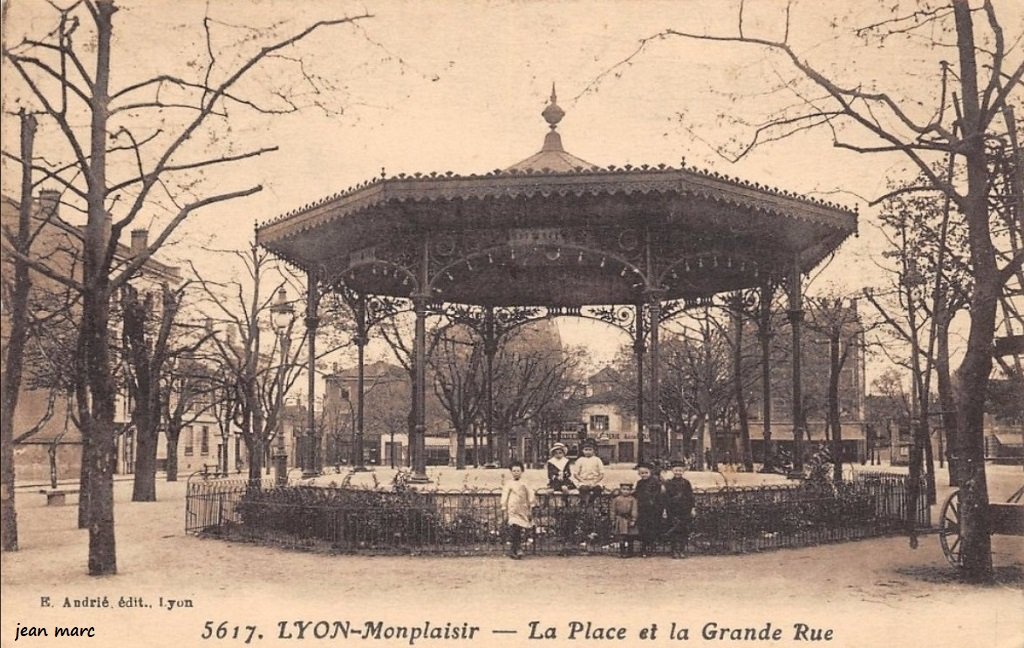 Lyon - Monplaisir - La Place et la Grande Rue.jpg