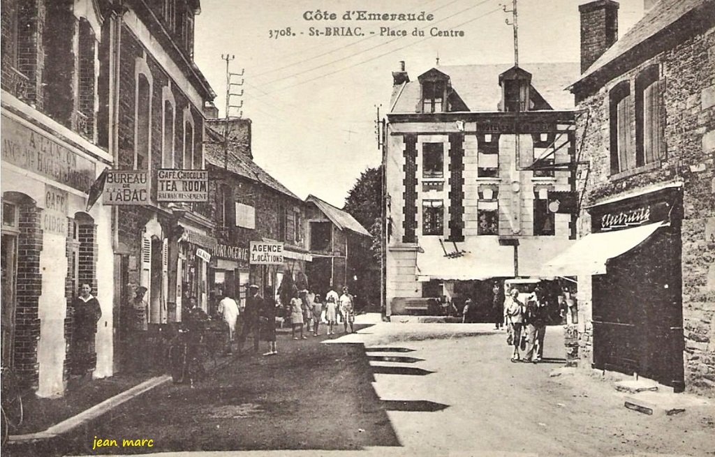 Saint-Briac - Place du Centre.jpg