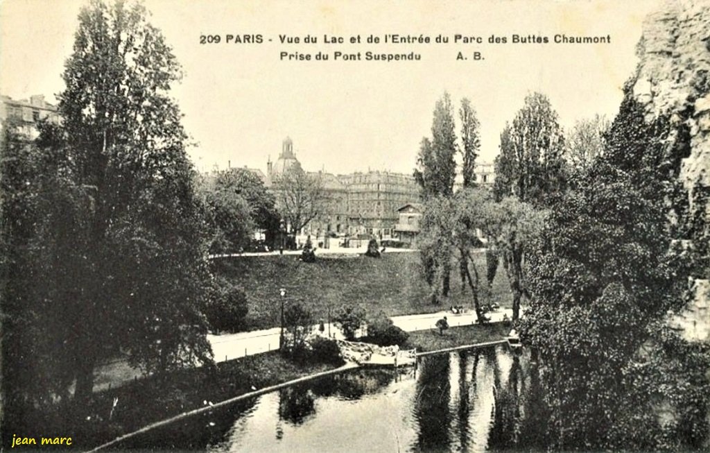 00 Paris - Vue du Lac et de l'entrée du Parc des Buttes-Chaumont prise du pont suspendu.jpg