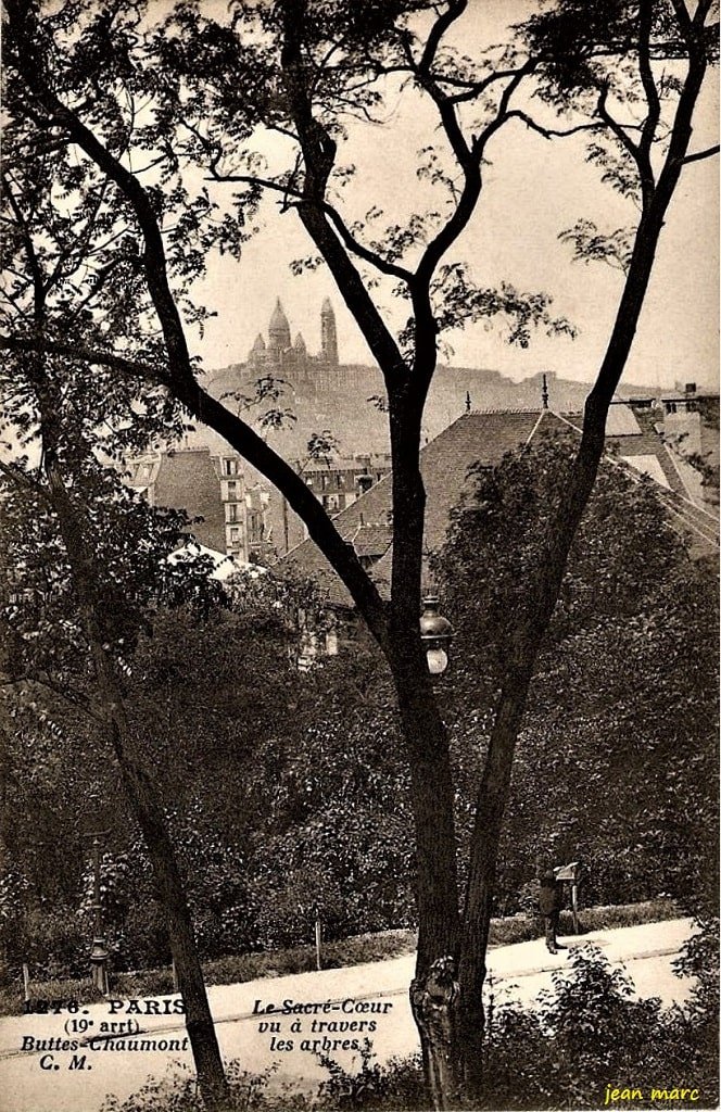 00 Buttes-Chaumont - Le Sacré-Coeur vu à travers les arbres.jpg