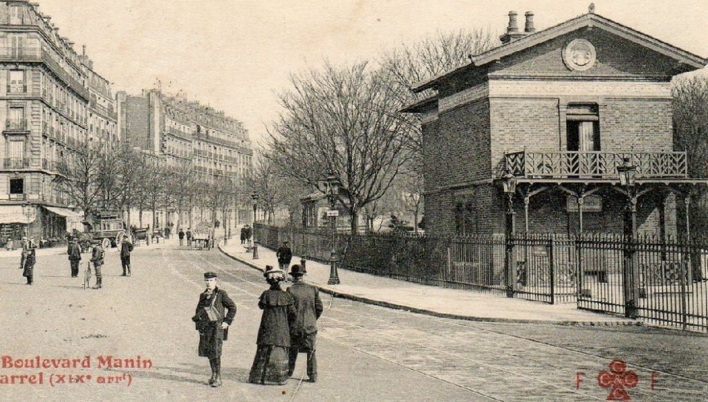 Chalet de nécessité du Parc des Buttes Chaumont, entrée place Armand Carrel.jpg