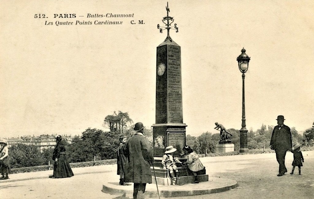 Paris - Buttes Chaumont - Les quatre points cardinaux et la statue Au loup.jpg