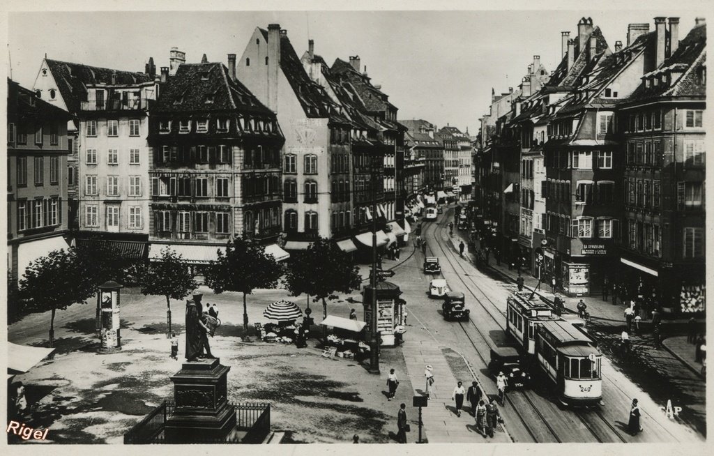 67-Strasbourg - La Place Gutenberg et les Grandes Arcades - 87 CAP.jpg