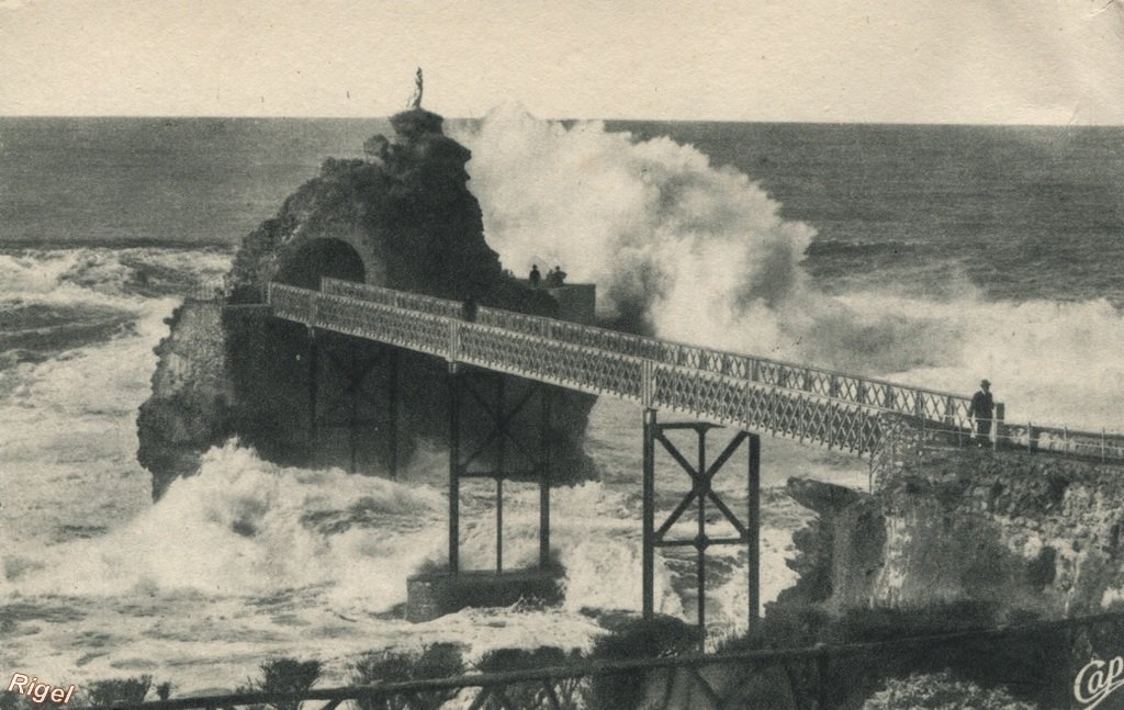 64-Biarritz - La Tempête au Rocher de la Vierge - 33 CAP.jpg