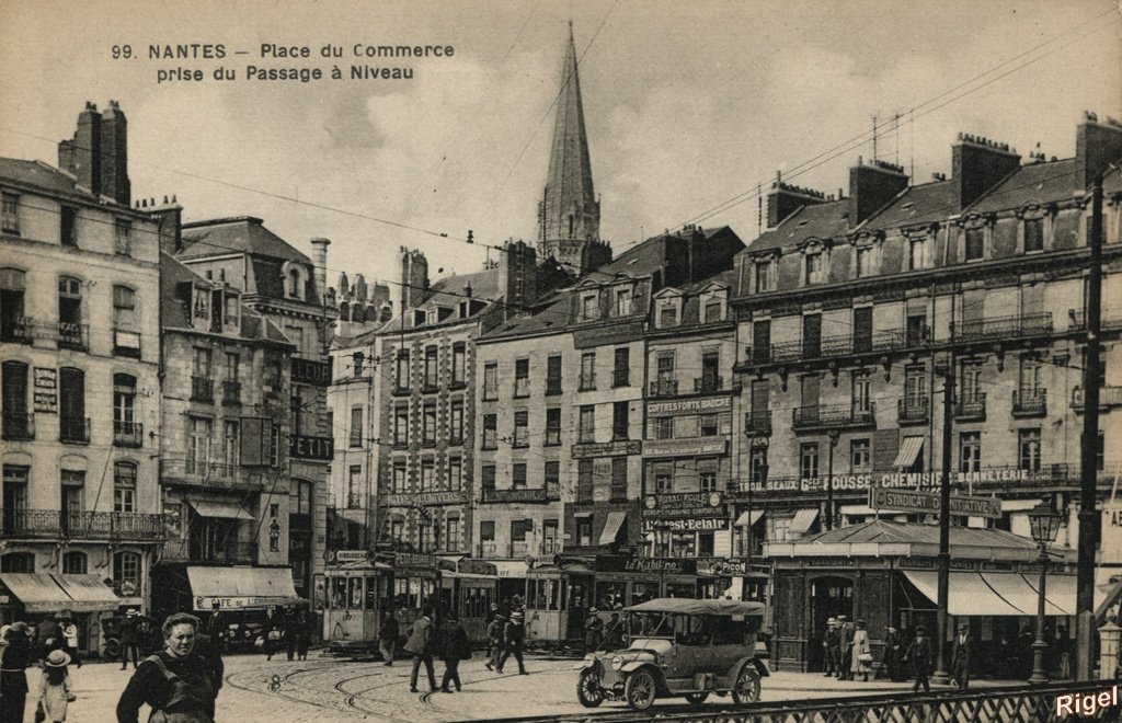 44-Nantes - Place du Commerce prise du PN - Tramway - Automobile - 99 F Chapeau.jpg