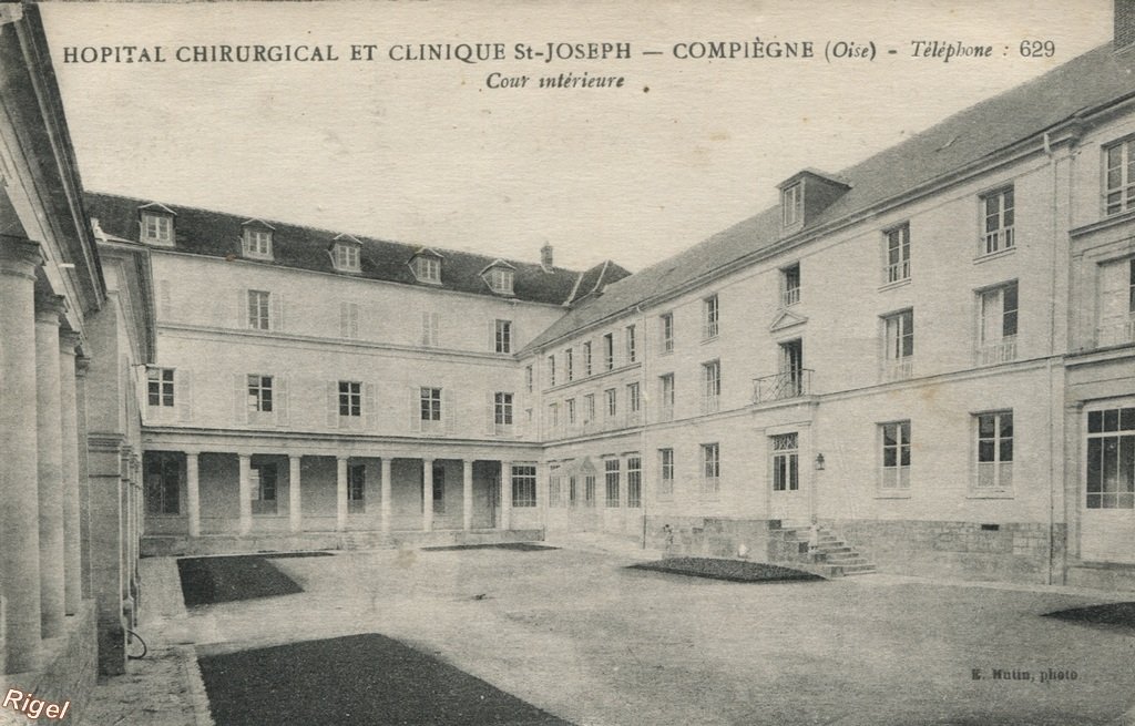 60-Compiègne - Hôpital Chirurgical Clinique St-Joseph - Cour Intérieure - E Mutin Photo - Phototypie J Bienaimé.jpg