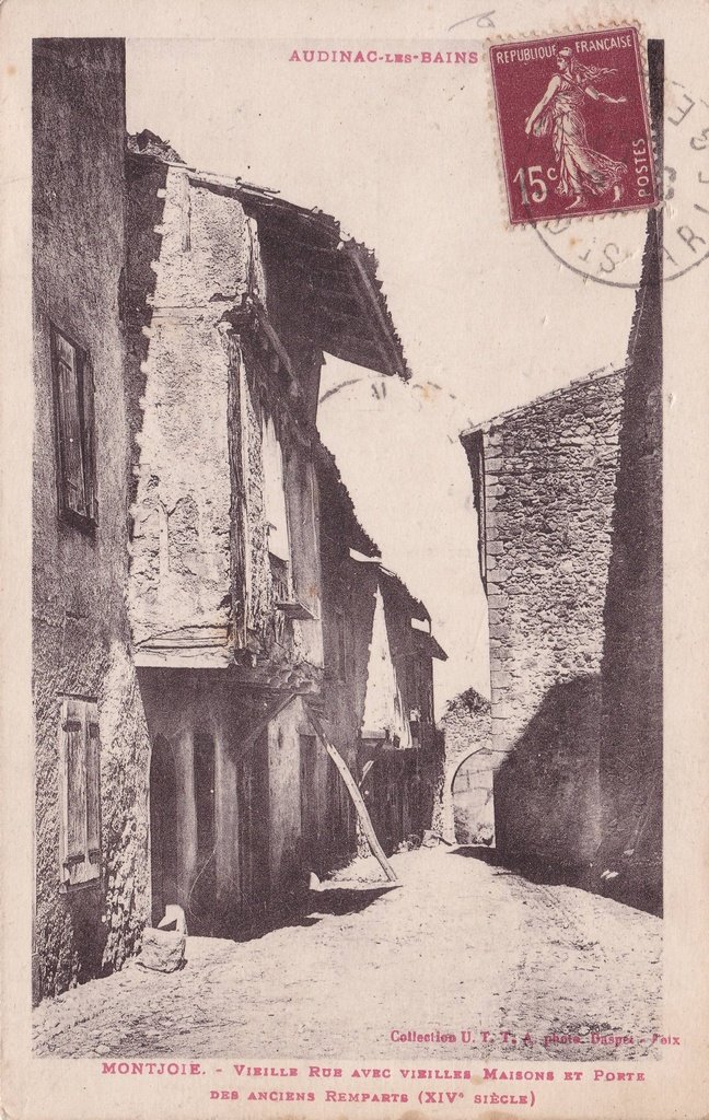 Montjoie-en-Couserans - Vieille rue avec Vieilles Maisons et Porte des Anciens Remparts.jpg