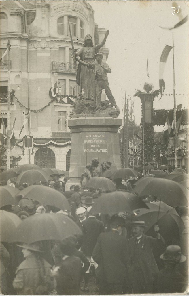 Z - Place de Verdun au Monument aux morts.jpg