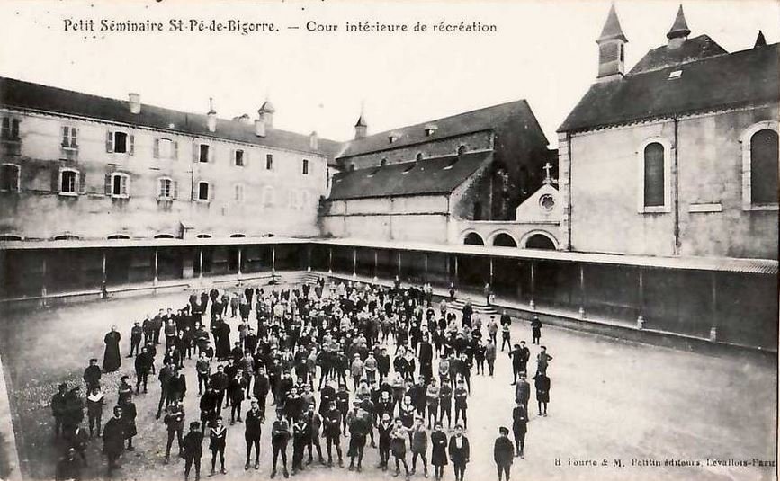 saint-pé-de-Bigorre-seminaire-cour.JPG