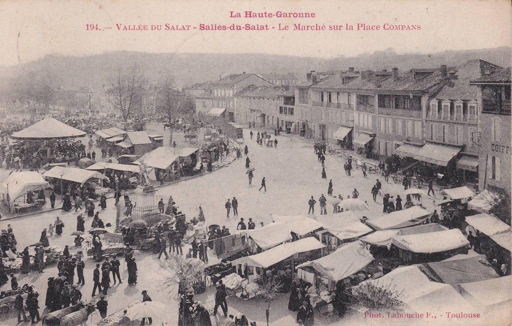 Salies-du-Salat - Le Marché sur la Place Compans.jpg