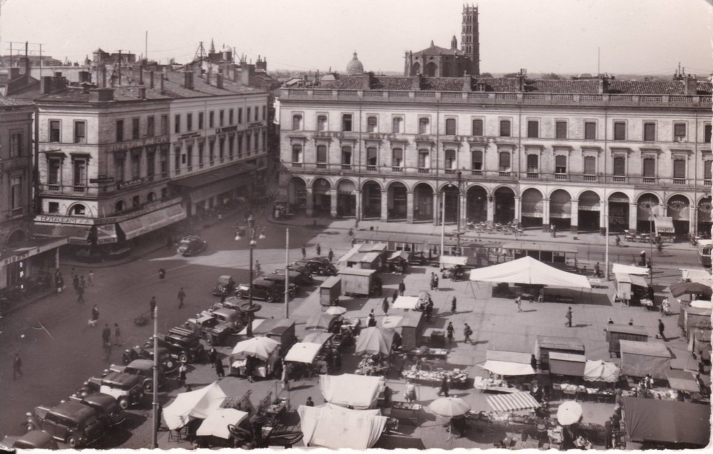 Toulouse - Place du Capitole et l'Eglise des Jacobins.jpg