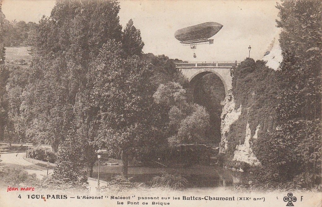 00 Buttes Chaumont - L'Aéronef Malécot passant sur les Buttes-Chaumont - Le Pont de brique.jpg