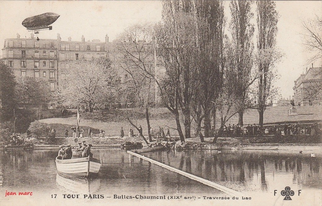 00 Buttes Chaumont - Traversée du lac (aéronef Malécot en surimpression) (1909).jpg