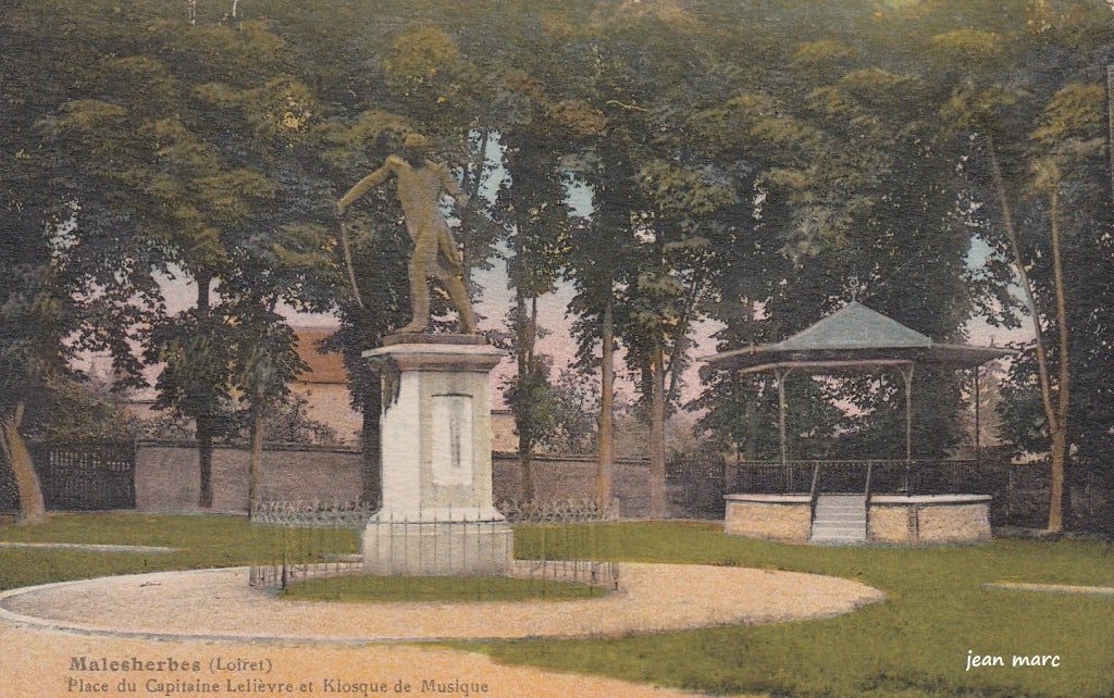 Malesherbes - Place du Capitaine Lelièvre et Kiosque de Musique.jpg