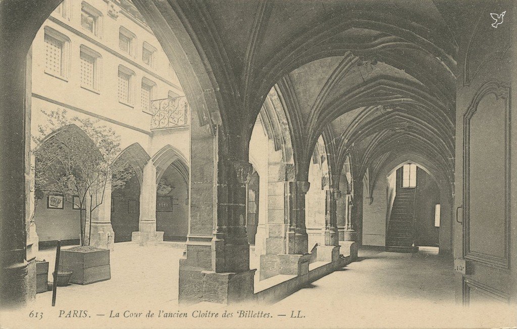 Z - 613 - Cour de l'ancien cloître des Billettes.jpg