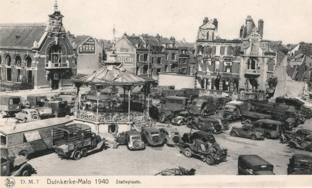 Malo-les-Bains - L'Hôtel de Ville et le Kiosque à musique bombardés en mai 1940.jpg