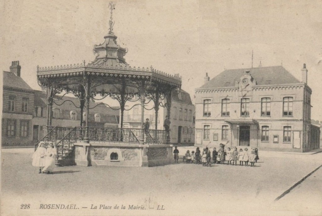 Rosendael - Place de la Mairie et communiantes devant le kiosque.jpg