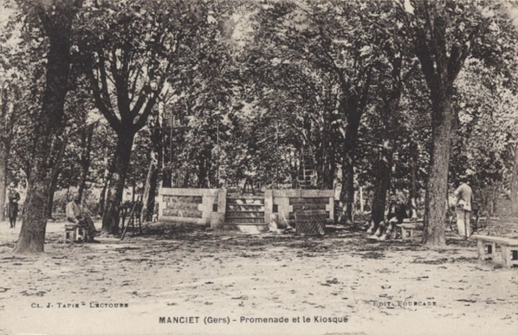 Manciet - Promenade et le Kiosque.jpg