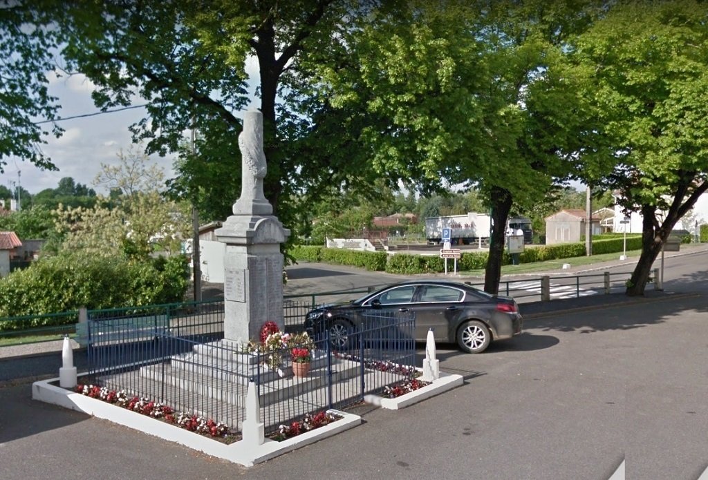 Manciet 5 monument aux morts et kiosque.jpg