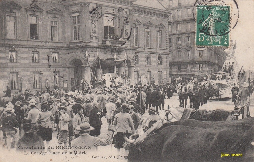 Paris XIXème - Cavalcade du Boeuf Gras - Le Cortège Place de la Mairie 1908.jpg