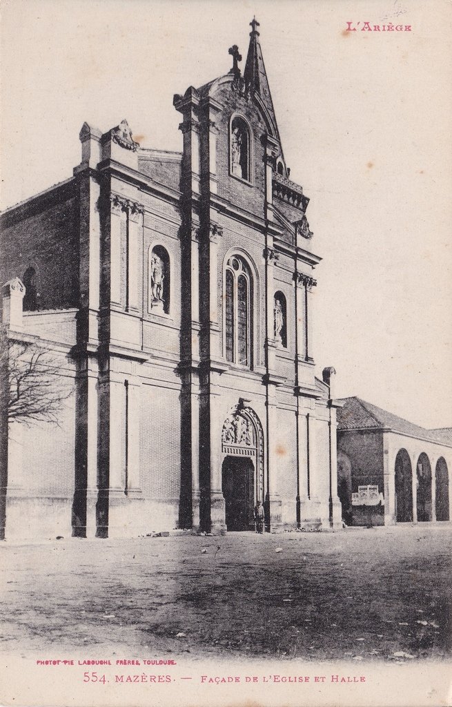 Mazères - Façade de l'Eglise et Halle.jpg