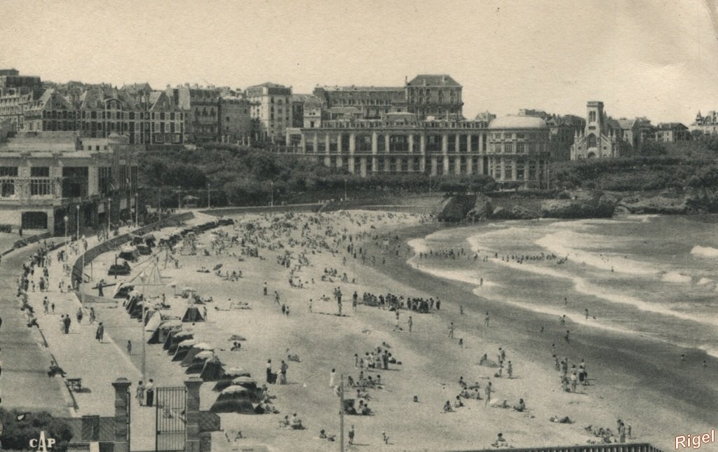 64-Biarritz - La Grande Plage vers le Casino Bellevue - 105 CAP.jpg