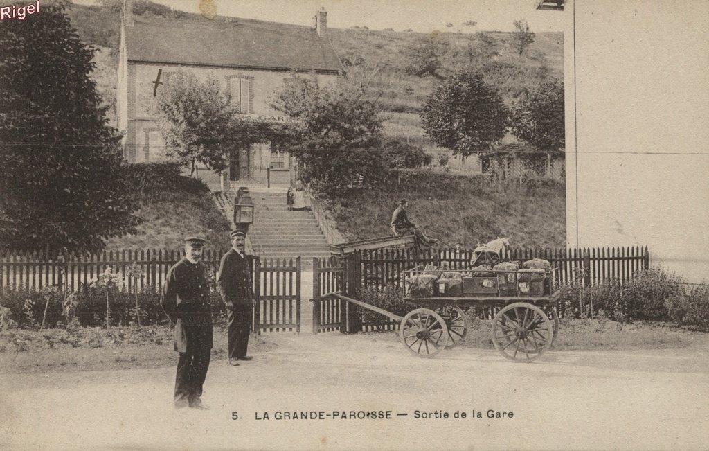 77-La-Grande-Paroisse - Sortie de la Gare - 5 CPI.jpg