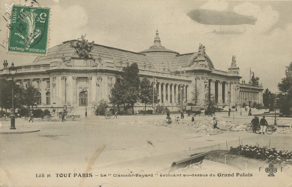 Z - 138 M - Le Clement Baqyard au-dessus du Grand Palais.jpg