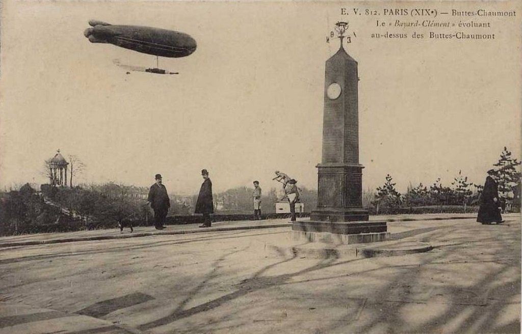 Paris - Buttes-Chaumont - Le Bayard-Clément évoluant au-dessus des Buttes Chaumont.jpg