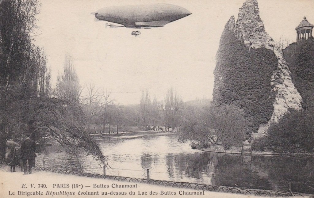 Paris - Buttes-Chaumont - Le Dirigeable République évoluant au-dessus du Lac des Buttes-Chaumont.jpg