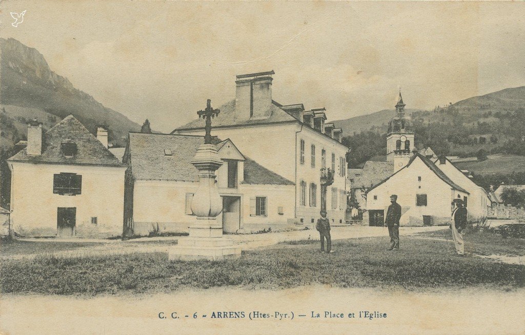 Z - CC - 6 -- Arrens - Place de l'église.jpg