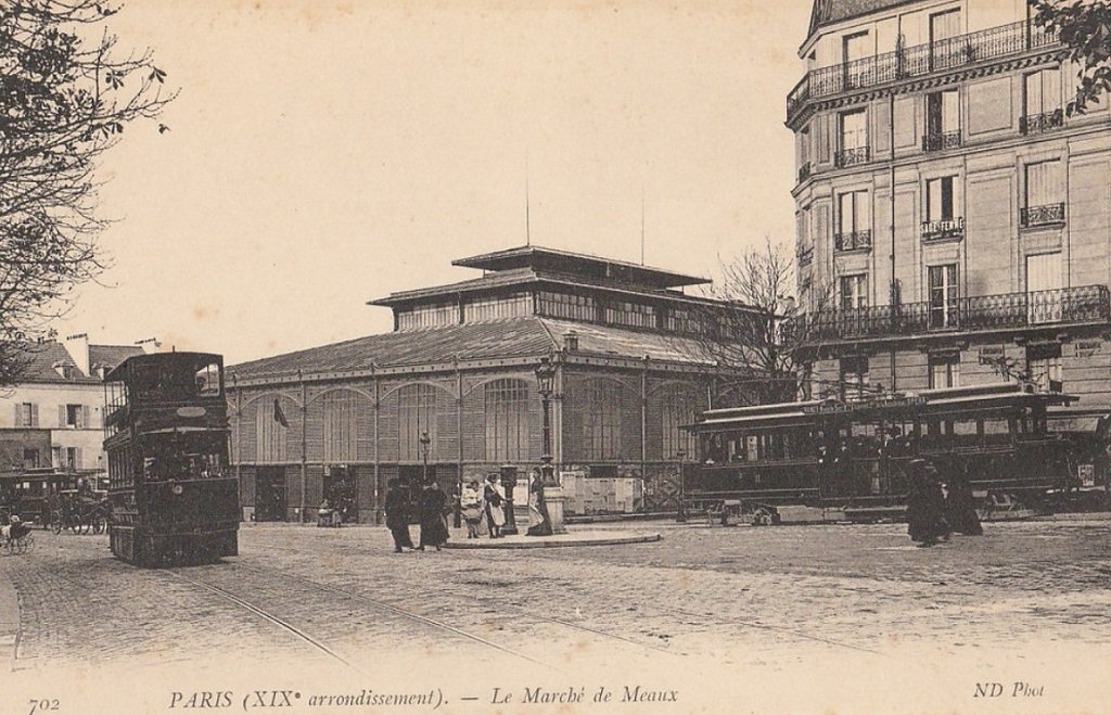 Paris - Marché couvert Secrétan - Tramway 26 rue Bolivar à gauche et Tramway 99 rue Secrétan.jpg