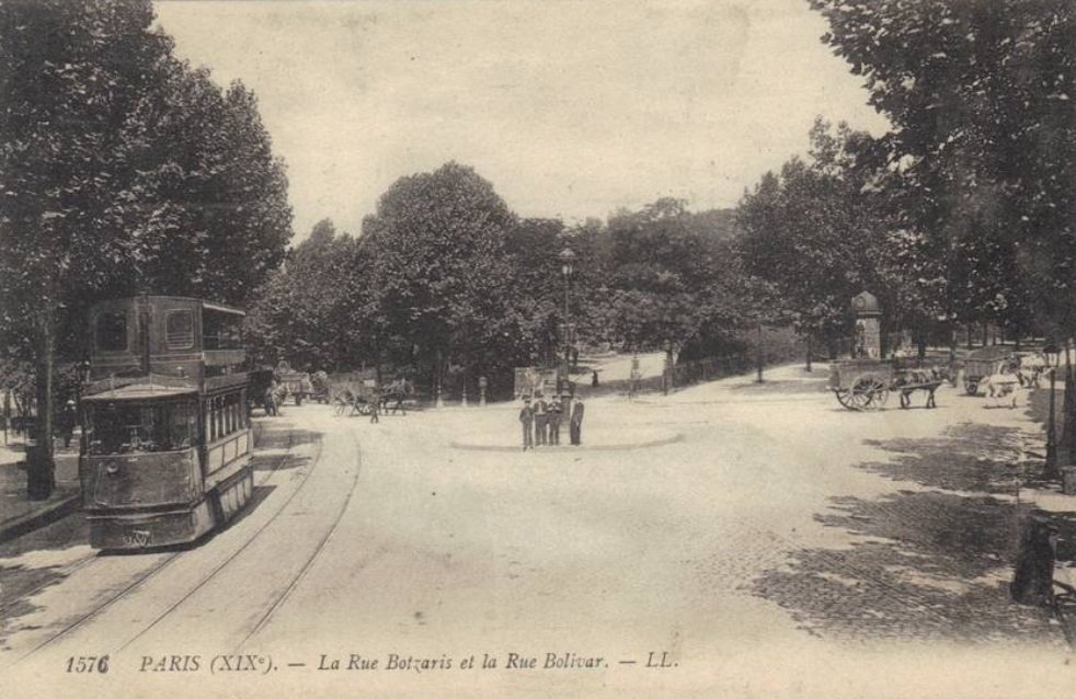Tramway rue Bolivar, à droite rue Botzaris, à la pointe des Buttes-Chaumont.jpg