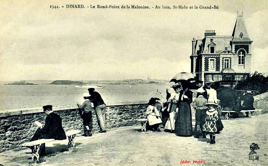 Dinard - Le Rond-Point de la Malouine, au loin Saint-Malo et le Grand Bé.jpg