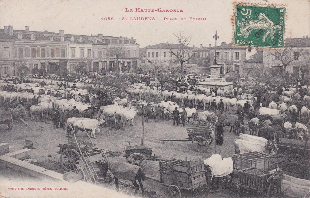 Saint-Gaudens - Place du Foirail.jpg