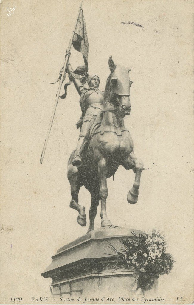 Z - 1129 - Statue de Jeanne d'Arc, Place des Pyramides.jpg