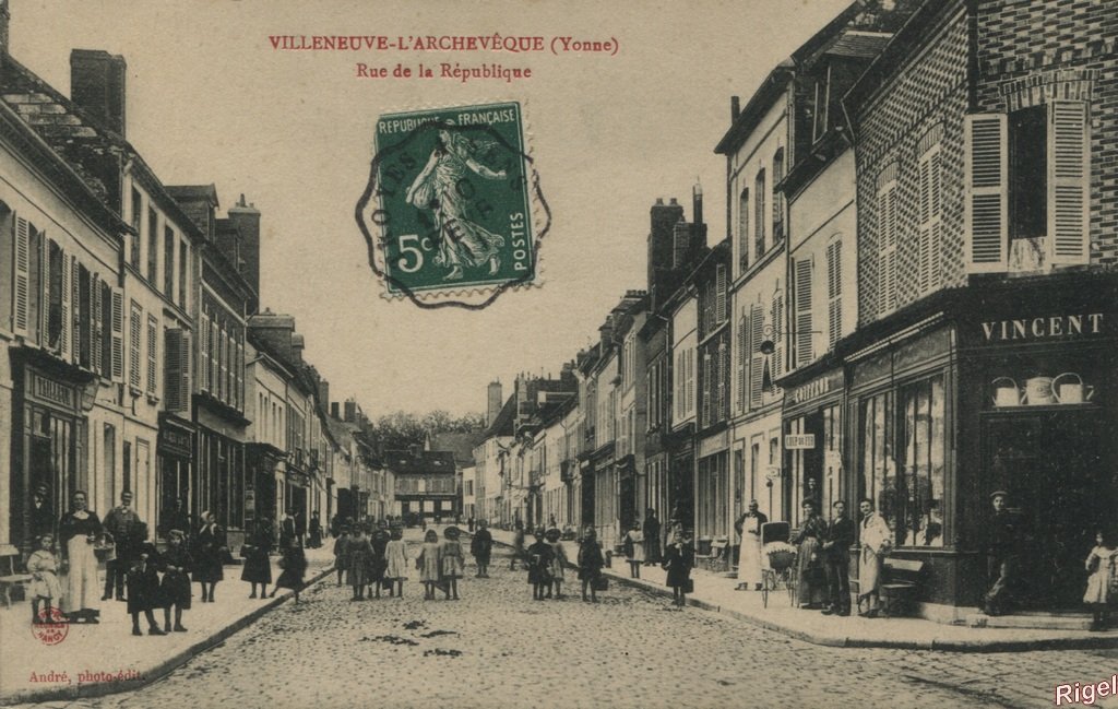89-Villeneuve-l'Archevèque - Rue de la République - André phot-édit.jpg