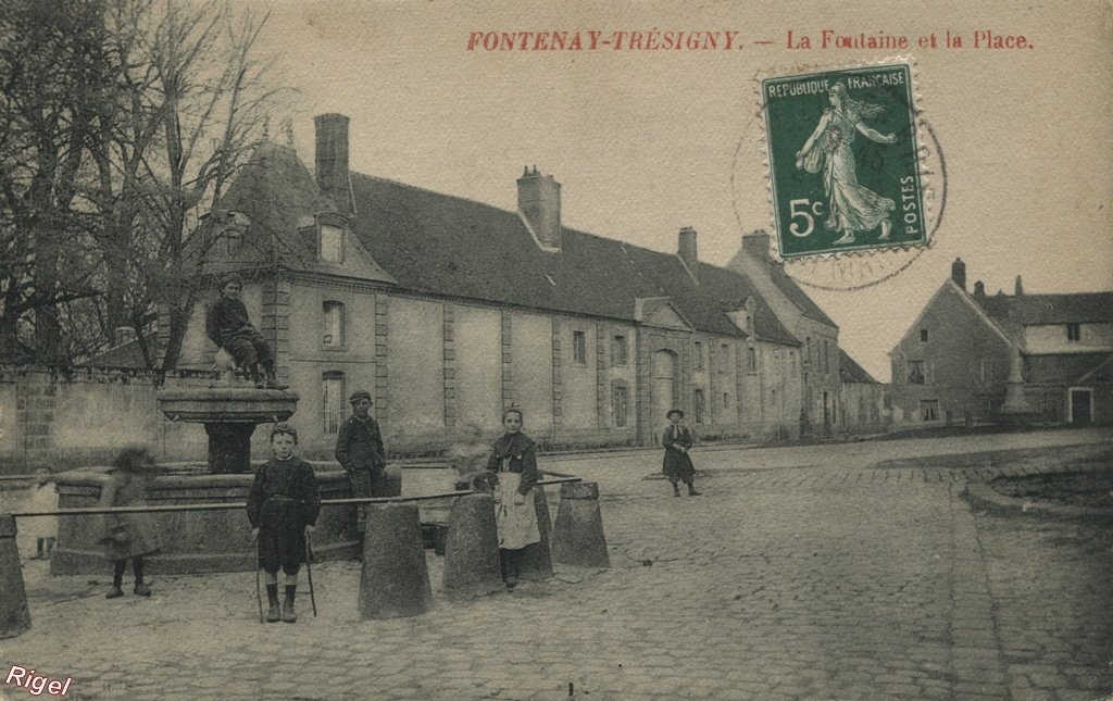 77-Fontenay-Trésigny - La Fontaine et la Place.jpg