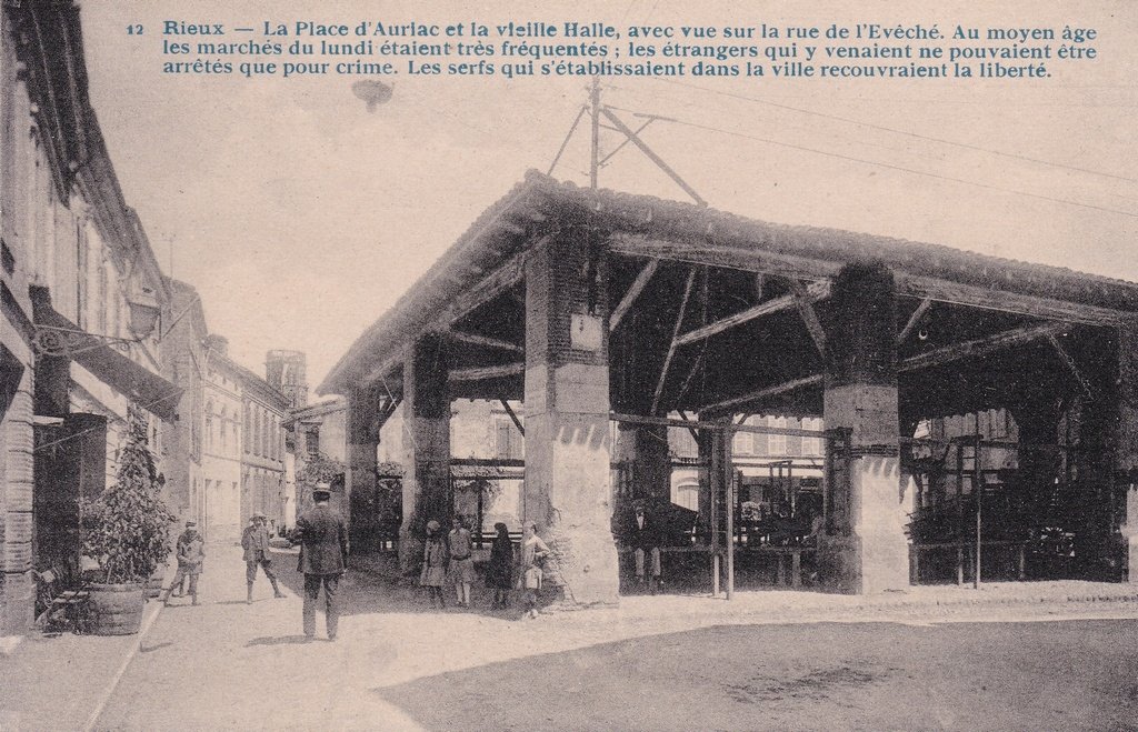 Rieux-Volvestre - La Place d'Auriac et la vieille Halle.jpg