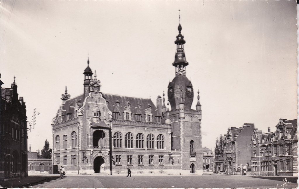 Comines - La Place de l'Hôtel de Ville.jpg